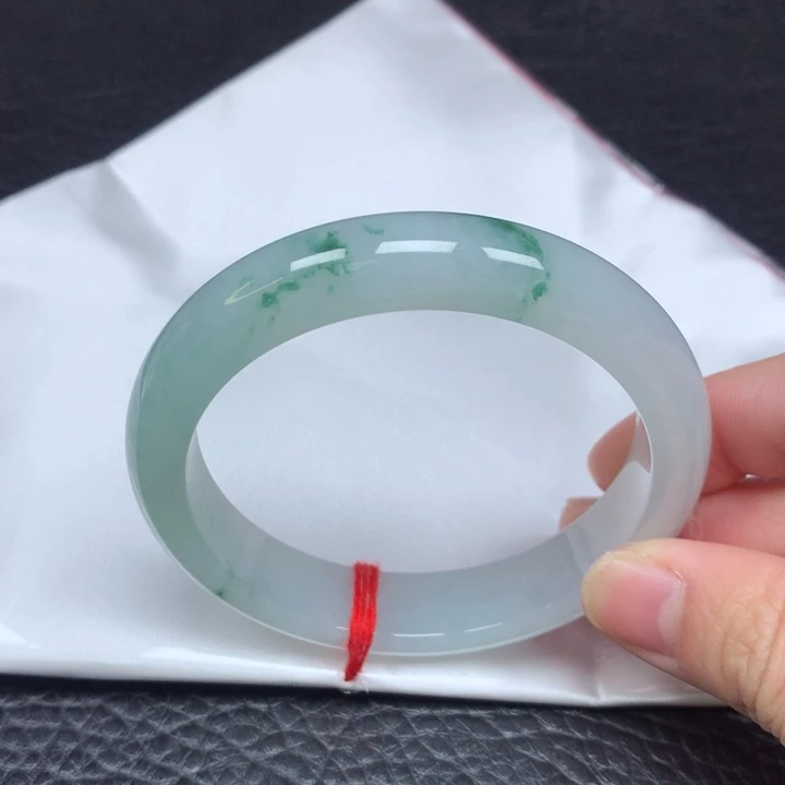 翡翠手镯未镶嵌。