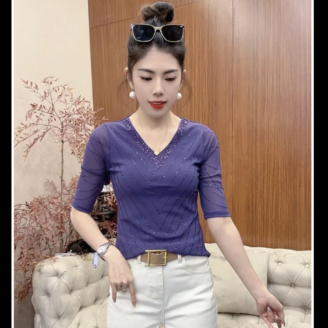 月月家,秋款重工艺女士洋气时尚修身型V领烫钻中袖上衣618711