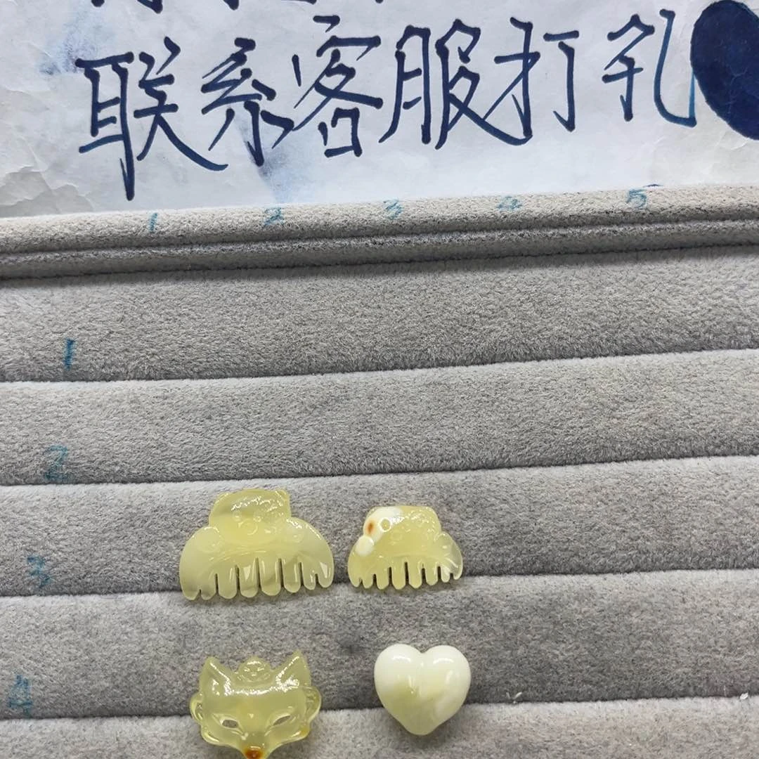 未镶嵌琥珀裸石呱****了天然琥珀