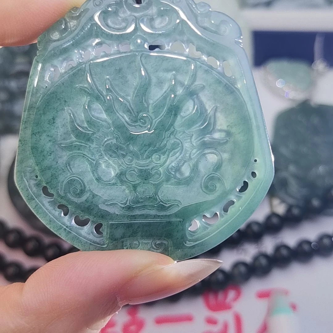 翡翠颈饰未镶嵌天然的A货翡翠