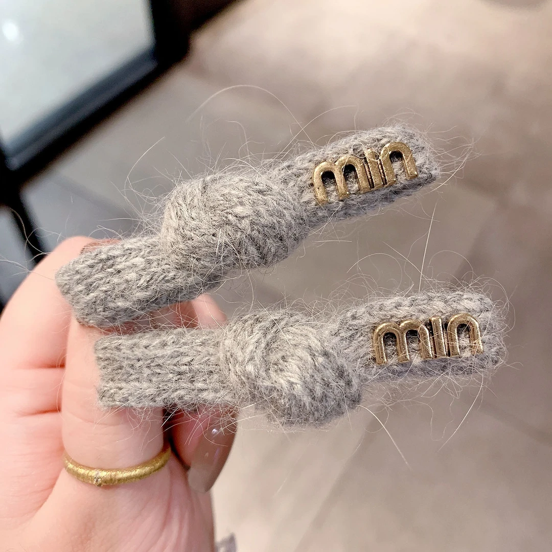 秋冬韩系百搭毛线针织发夹灰色高级感字母鸭嘴夹女款发饰刘海边夹