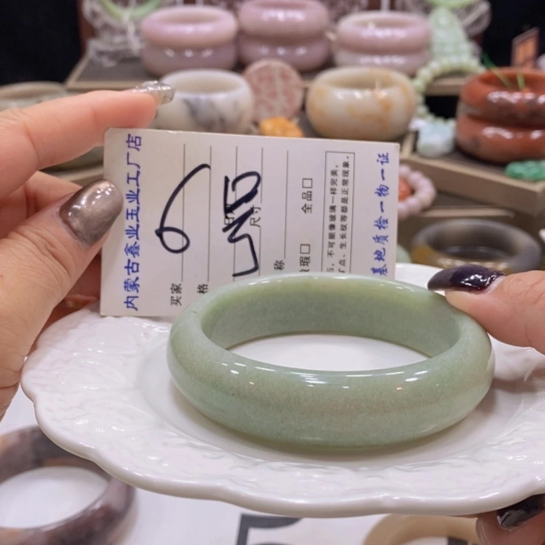 【闪购商品】未镶嵌手镯石英质玉