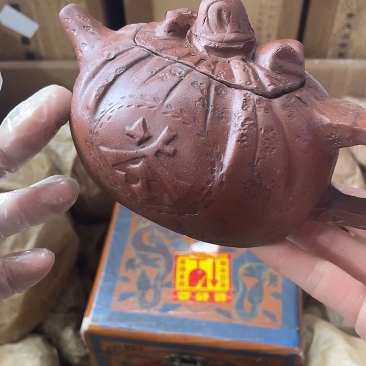 茶壶紫砂矿泥料，手工制作的一把紫砂壶。