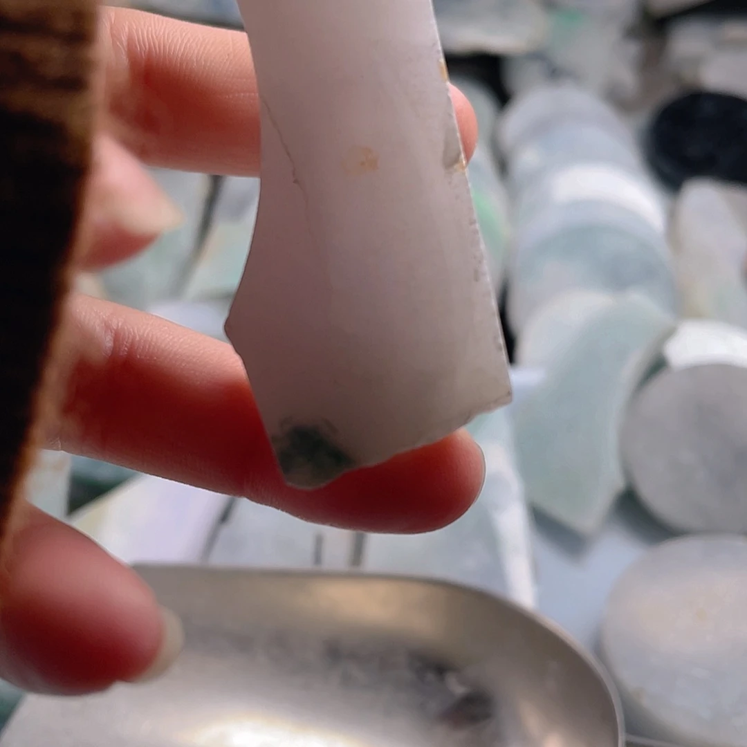 颈饰未镶嵌翡翠.