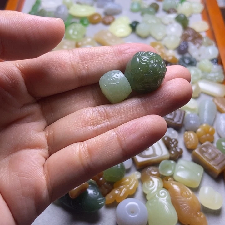 哈***哇和田玉未镶嵌颈饰