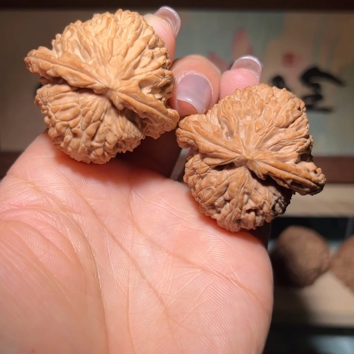 文玩核桃吊坠白狮子