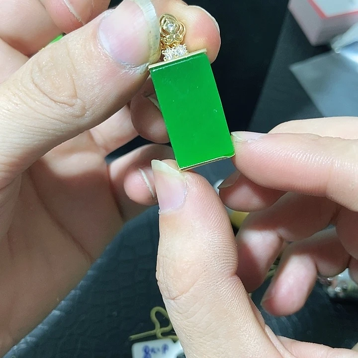 翡翠18K金镶嵌颈饰吊坠
