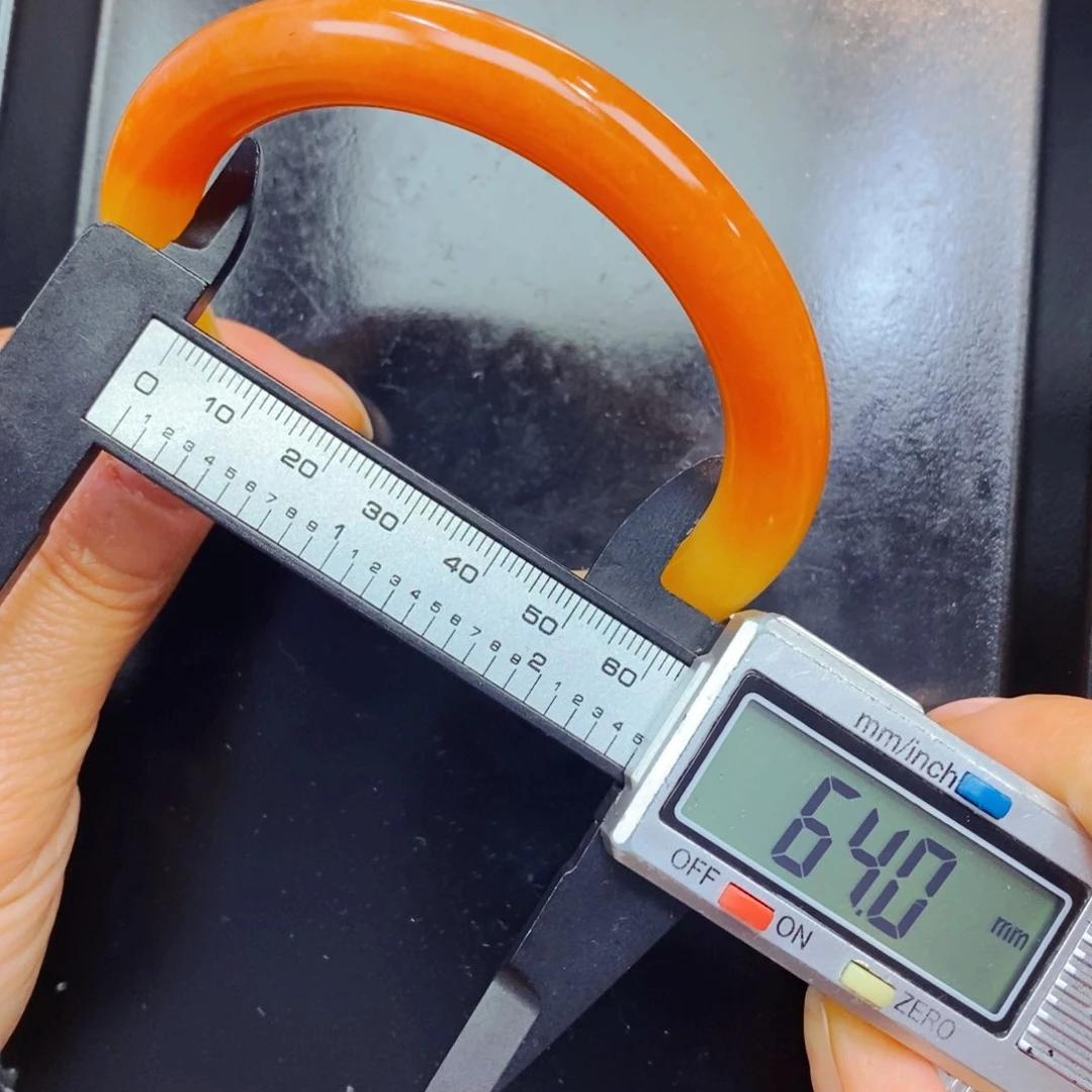 未镶嵌石英质玉（黄龙玉）颈饰