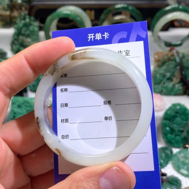 【闪购商品】独山玉手镯未镶嵌几****?
