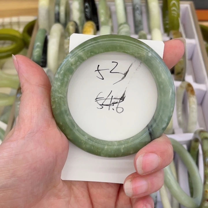 蛇纹石玉手镯未镶嵌江*?