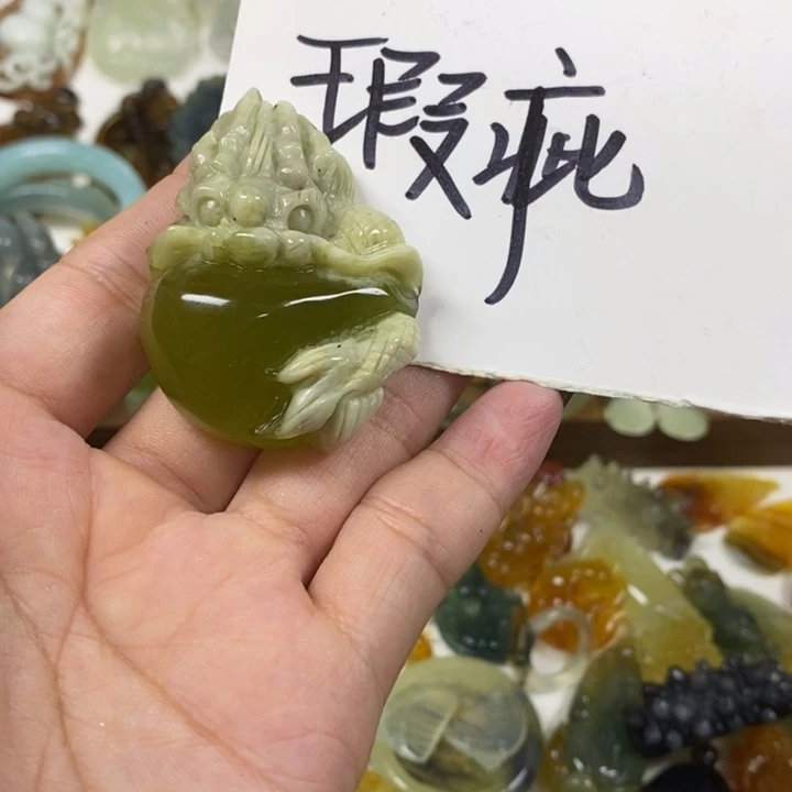 未镶嵌蛇纹石玉吊坠