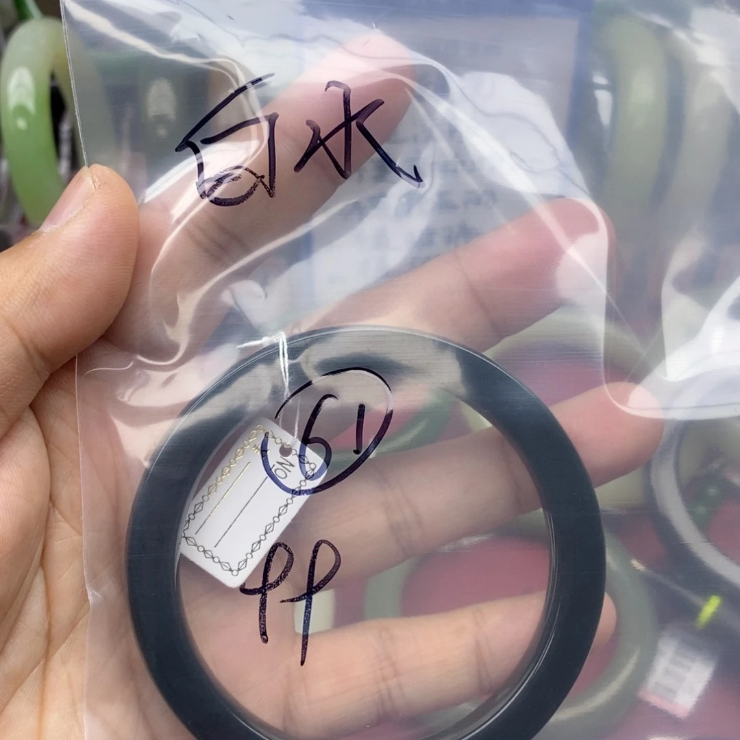 和田玉手镯未镶嵌白****?