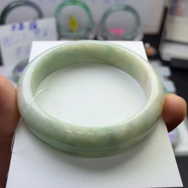 翡翠手镯未镶嵌翡翠手镯