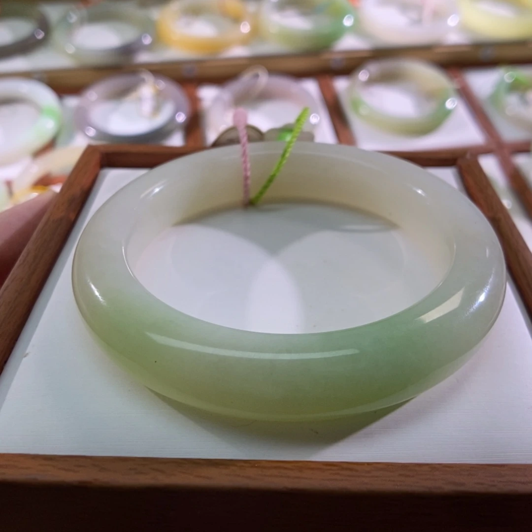 【闪购商品】未镶嵌手镯和田玉（翠青玉）