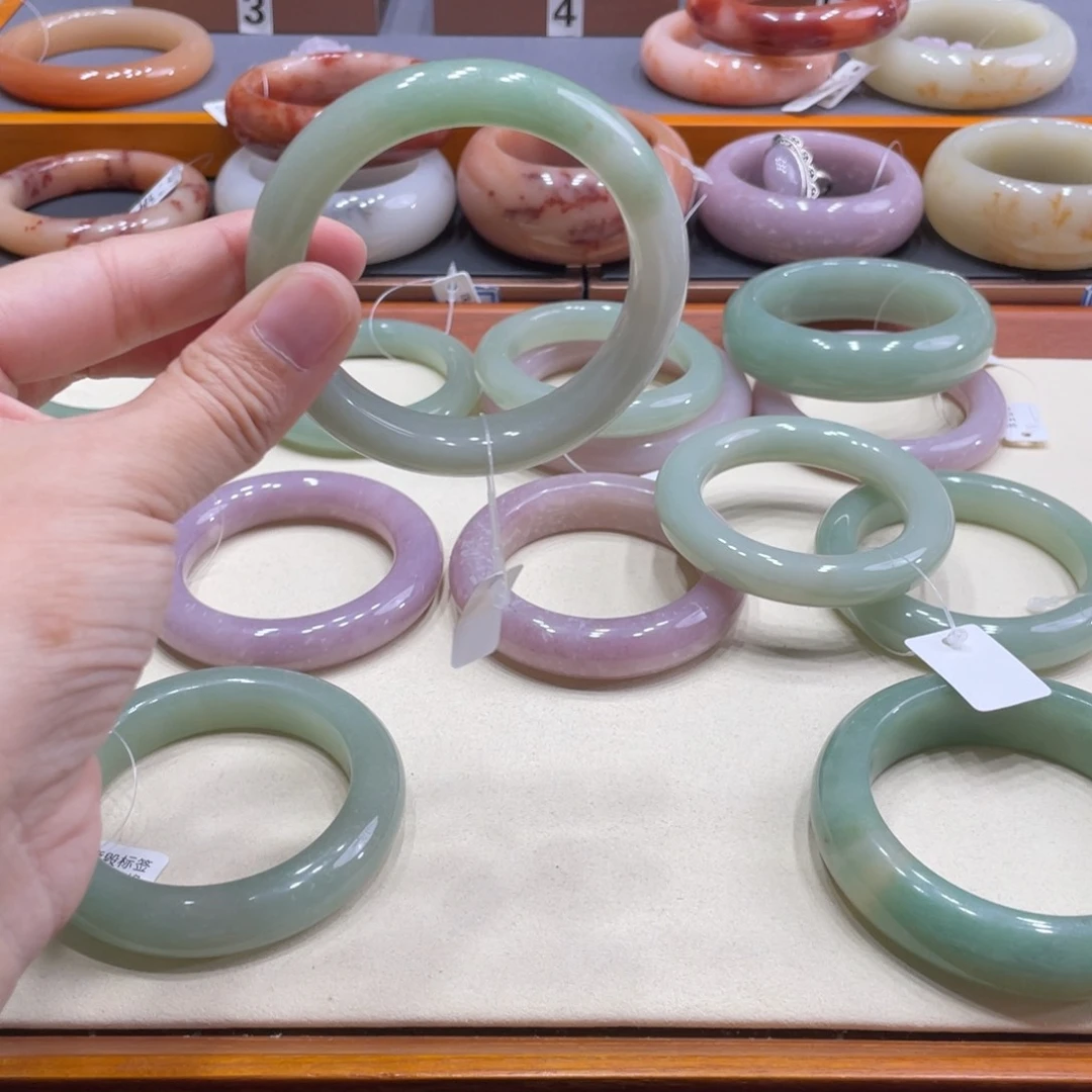 石英质玉手镯未镶嵌闪****。