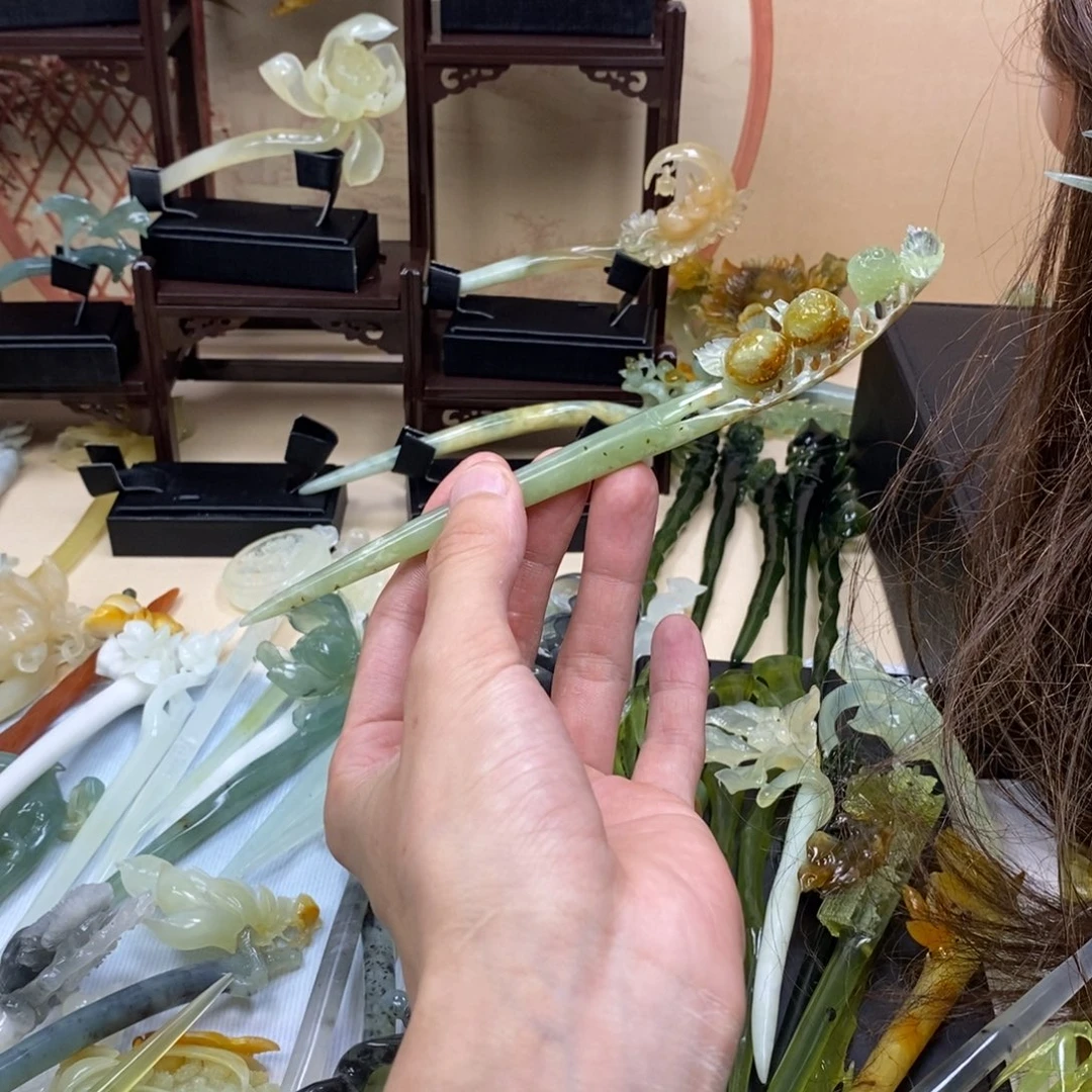 蛇纹石玉合金颈饰荔枝