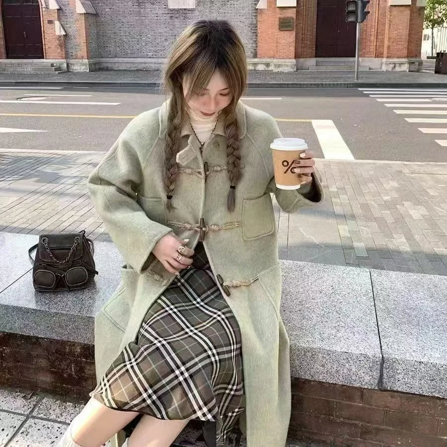 豆绿色牛角麻绳扣四口袋长款大衣学院风减龄森系冬季外套
