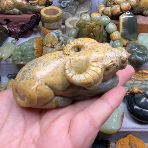 未镶嵌岫岩河磨玉（透闪石质玉）把件中*人