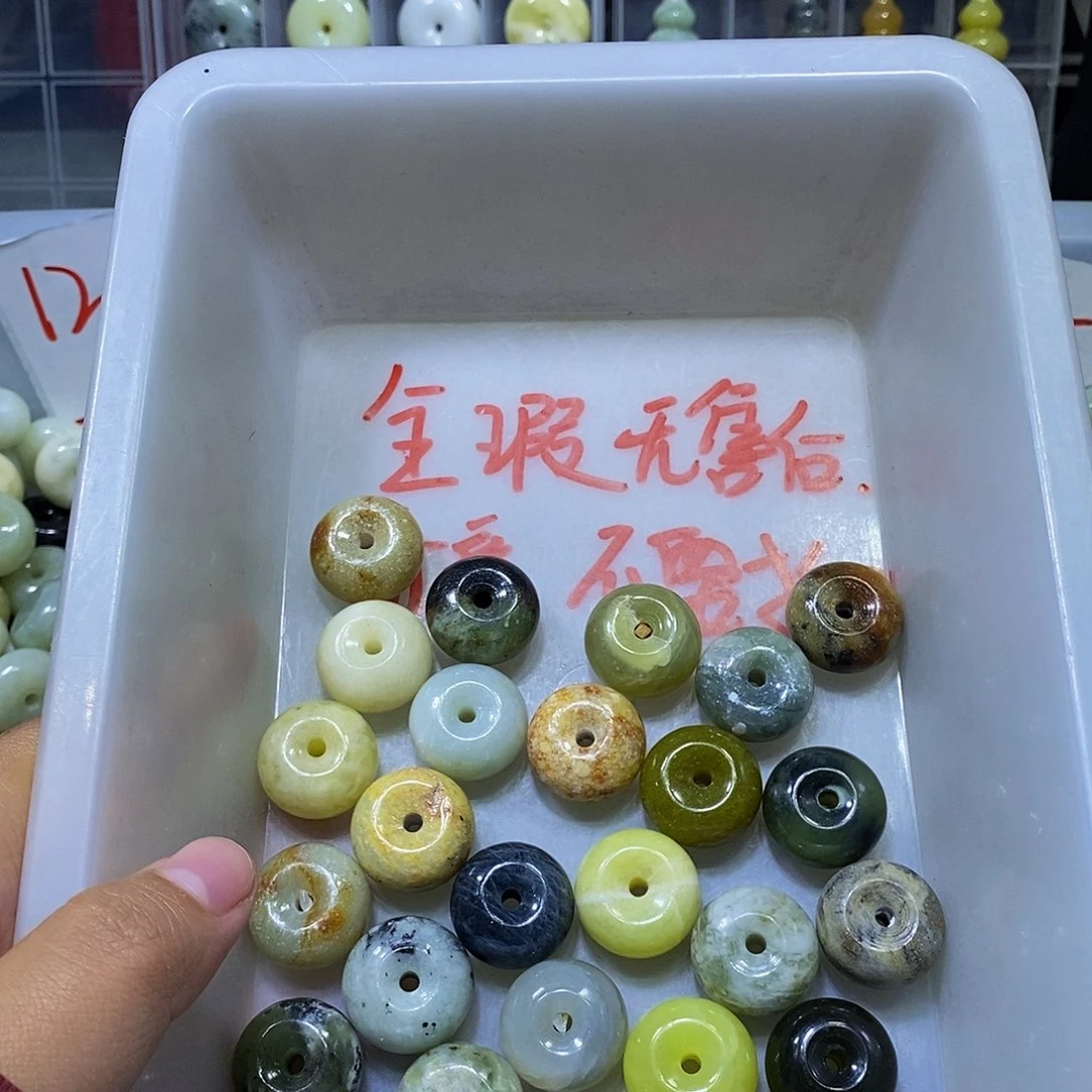 合金蛇纹石玉颈饰95
