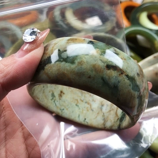 蛇纹石玉手镯未镶嵌星**场