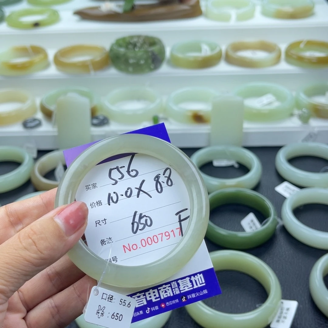 和田玉手镯未镶嵌冯**，