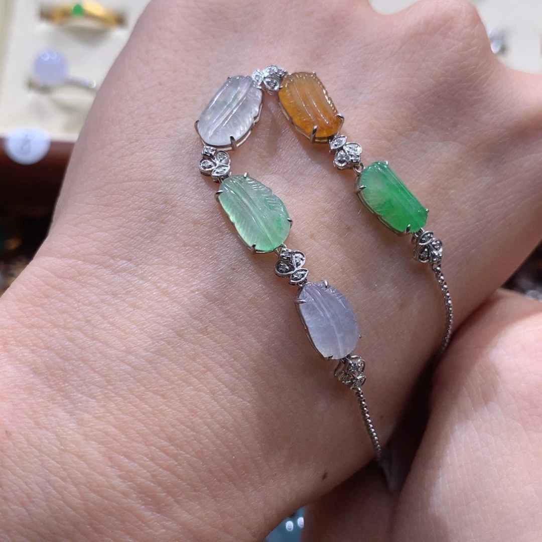 皮***，翡翠18K金镶嵌颈饰翡翠