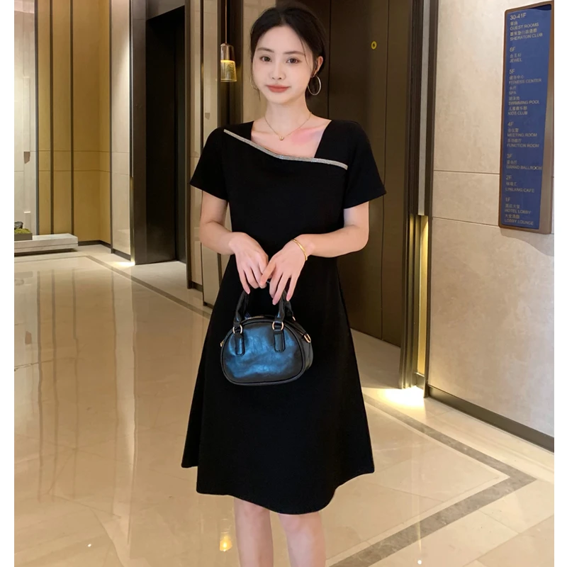 2025夏季不规则领口时尚设计感小黑遮肚淑女气质显瘦A字连衣裙899