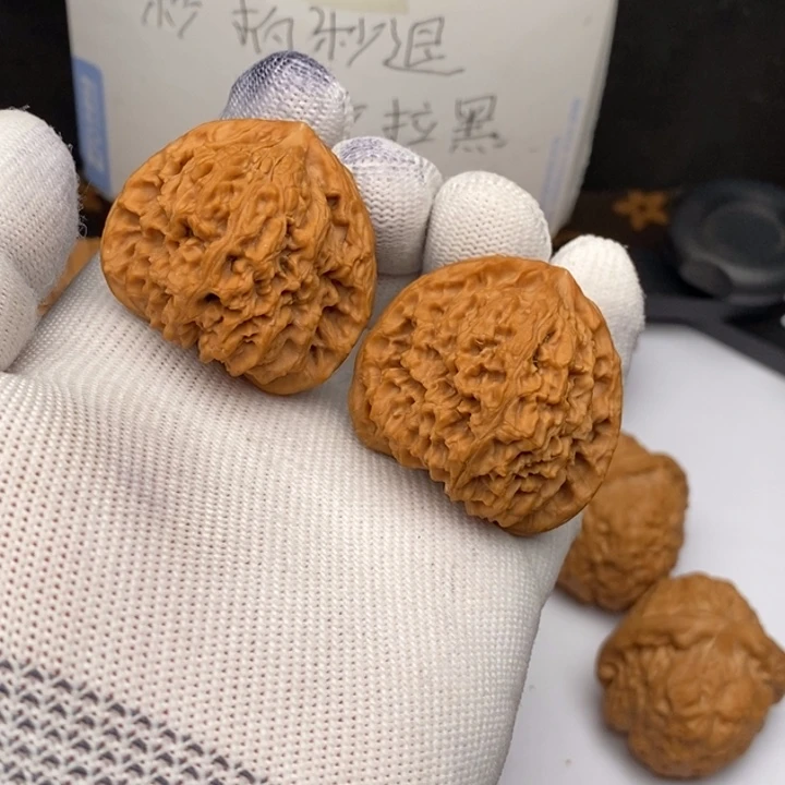 文玩核桃把件三角南疆石40