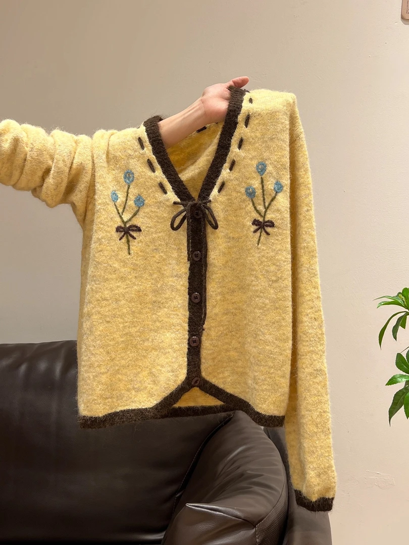 黄色拼接手工钩花绑带V领针织开衫女2025年秋季新款毛衣外套上衣