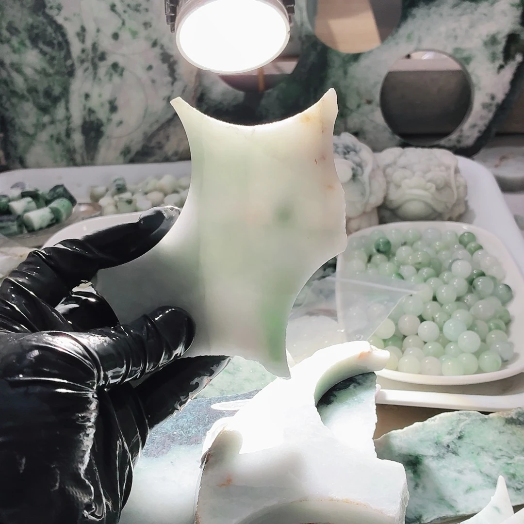 翡翠未镶嵌颈饰边角料