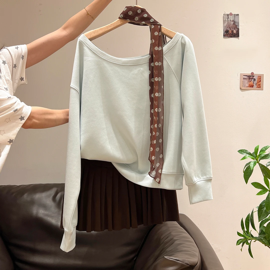 浅绿色辣妹斜肩露肩长袖卫衣女2025秋季新款设计感一字肩T恤上衣