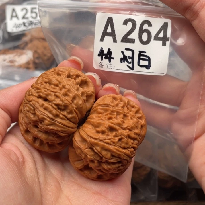 44闷白文玩核桃核桃