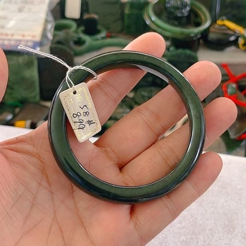 蛇纹石玉手镯未镶嵌温**容