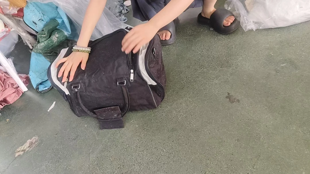 瑕疵污渍黑灰拼接多功能健身包手提包发1