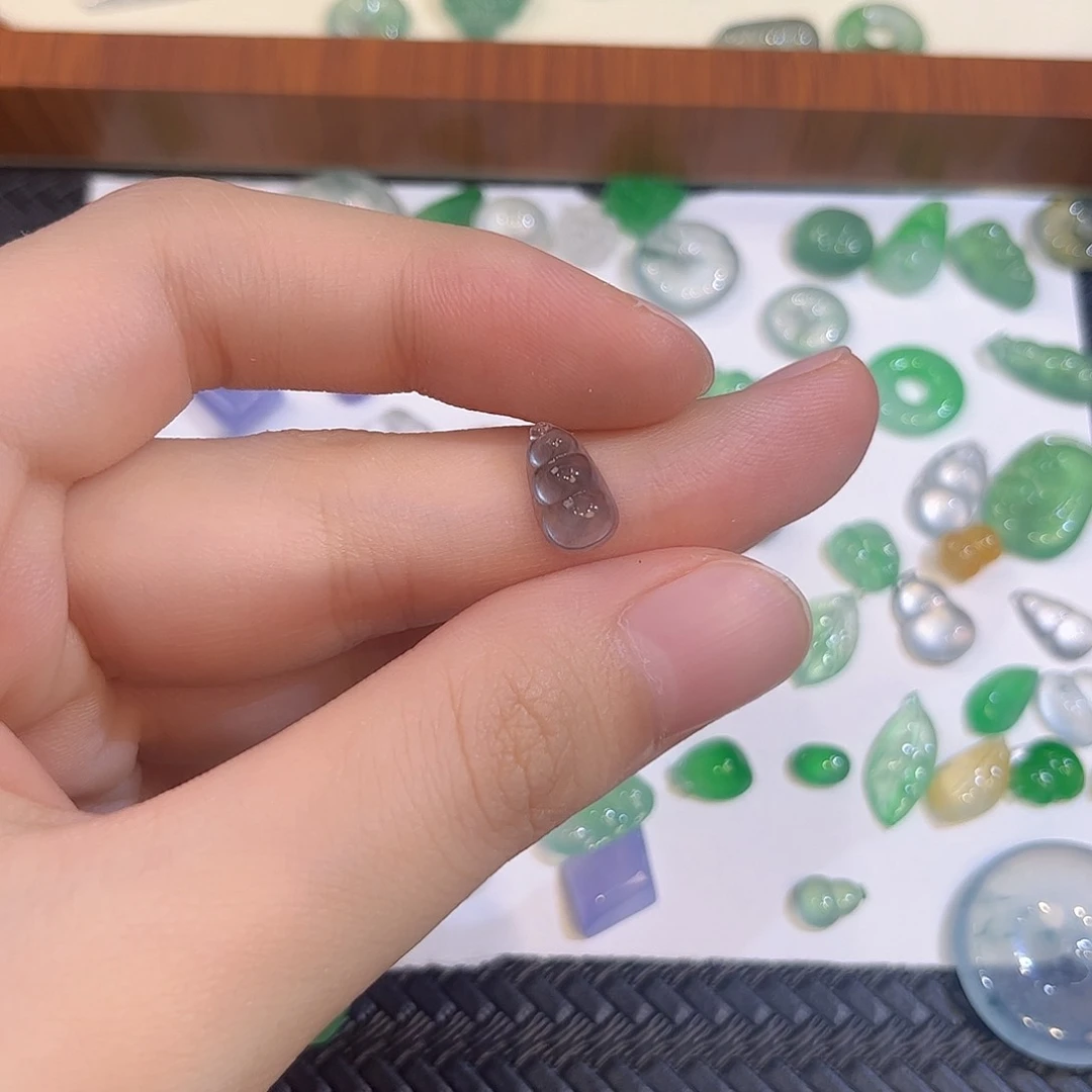 翡翠挂件未镶嵌翡翠