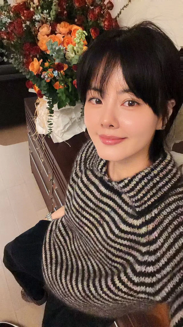 高比例马海毛小翻领彩色段染条纹毛衣 J25MY719