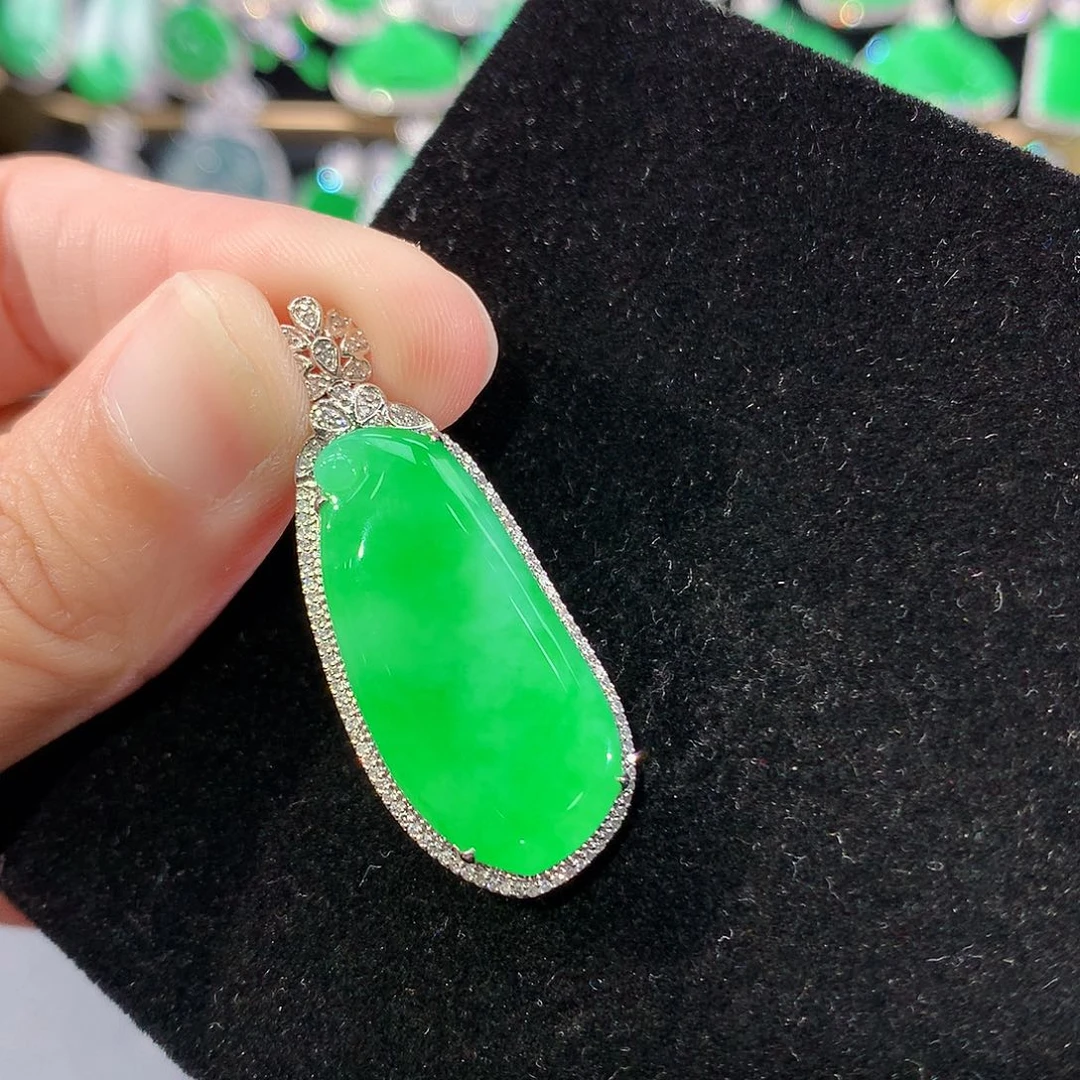 翡翠18K金镶嵌颈饰