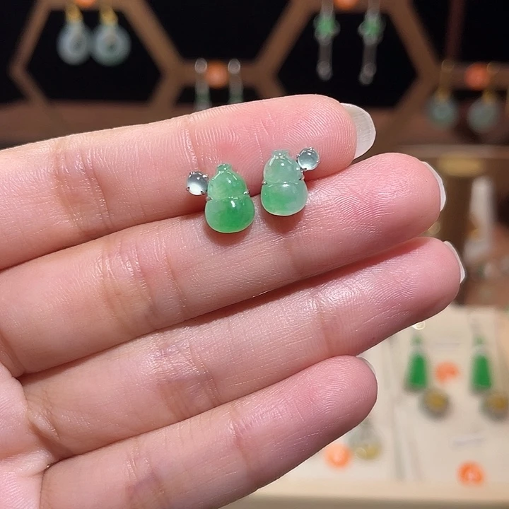 18K金镶嵌翡翠耳饰