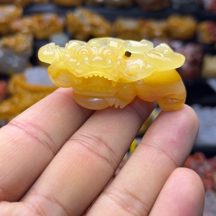 石英质玉（黄龙玉）未镶嵌颈饰