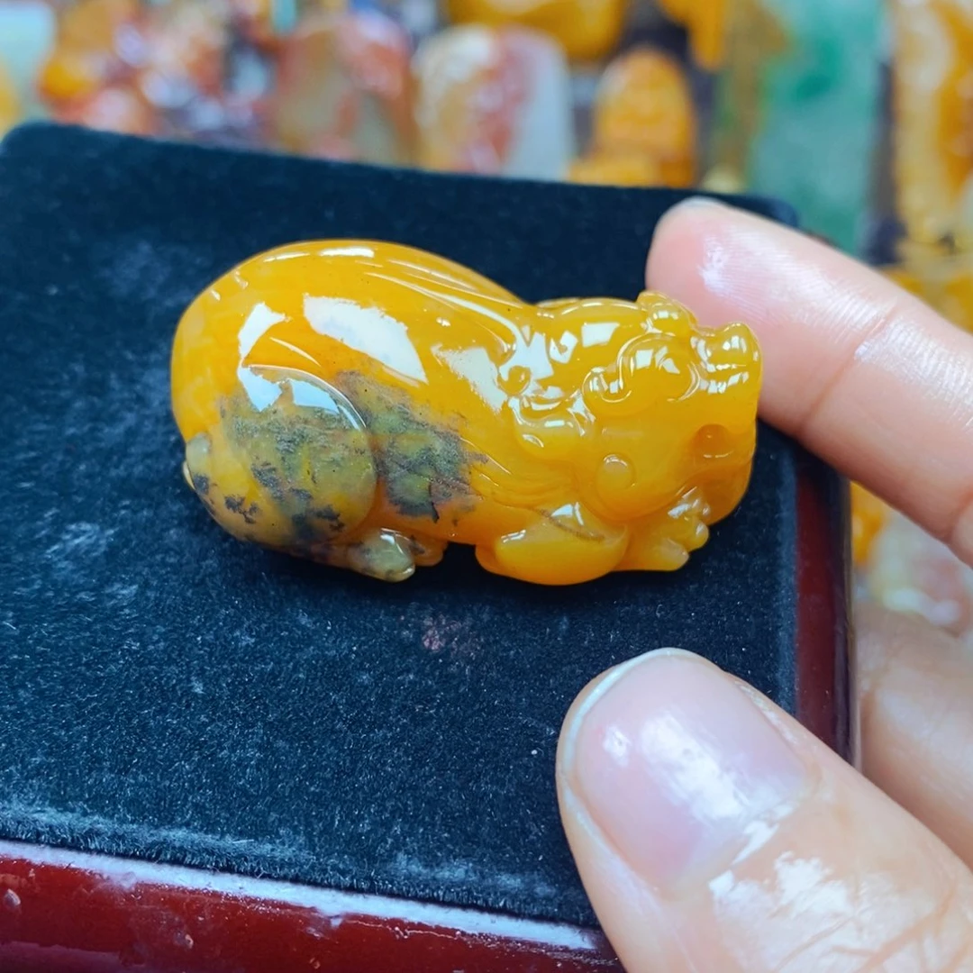 石英质玉（黄龙玉）未镶嵌颈饰
