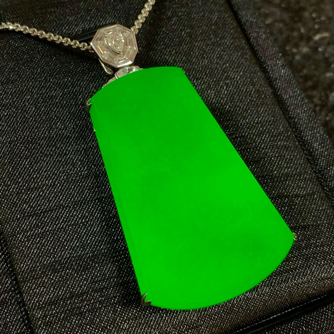 天然A货高品质帝王绿平安牌翡翠吊坠