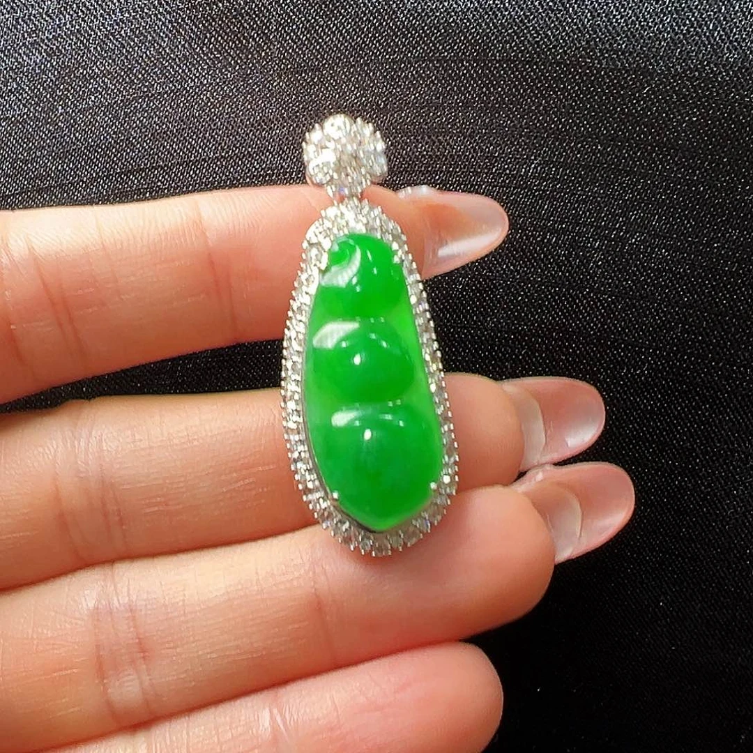 翡翠18K金镶嵌颈饰豆子吊坠