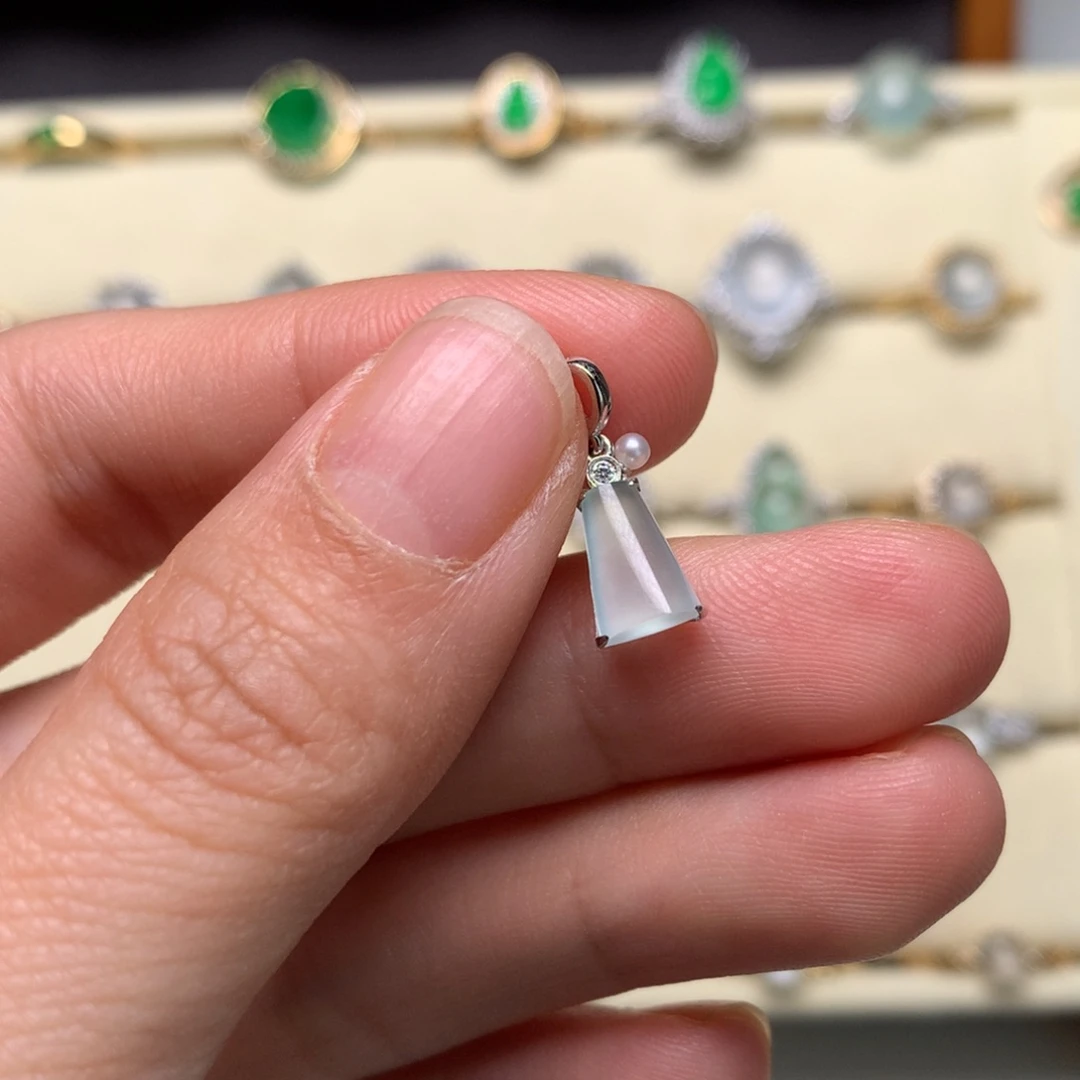 翡翠颈饰18K金镶嵌吊坠