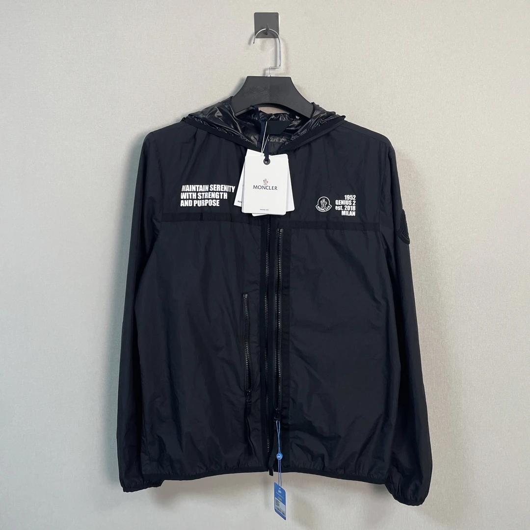 未使用 MONCLER 盟可睐新款徽标冲锋衣/L码/带吊/价11000