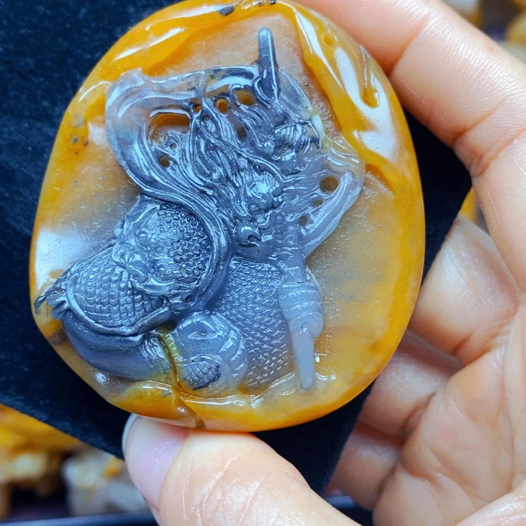 未镶嵌石英质玉（黄龙玉）颈饰