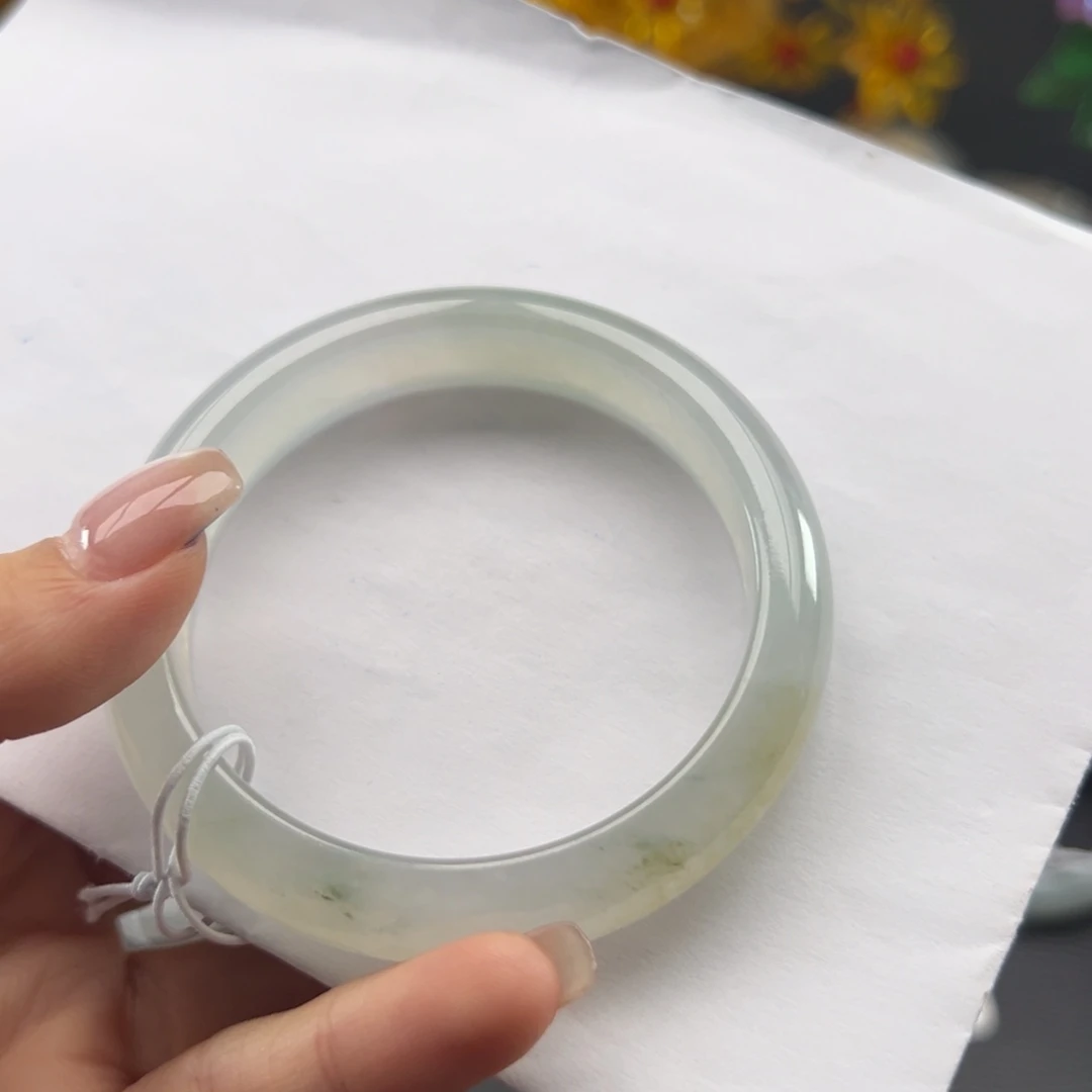 翡翠手镯未镶嵌?****主