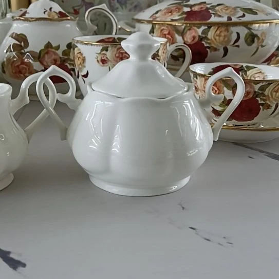 阳***安纯白大英式糖缸一个