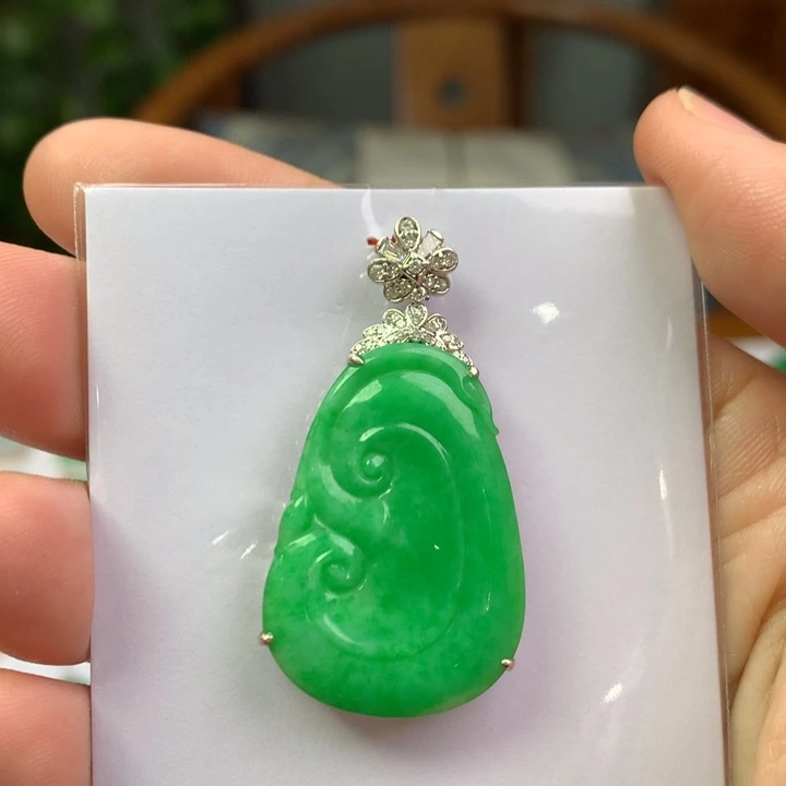 翡翠18K金镶嵌颈饰翡翠吊坠