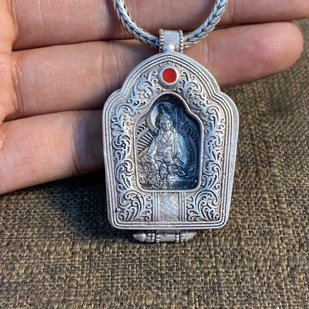 藏银精工莲花生嘎乌盒挂件