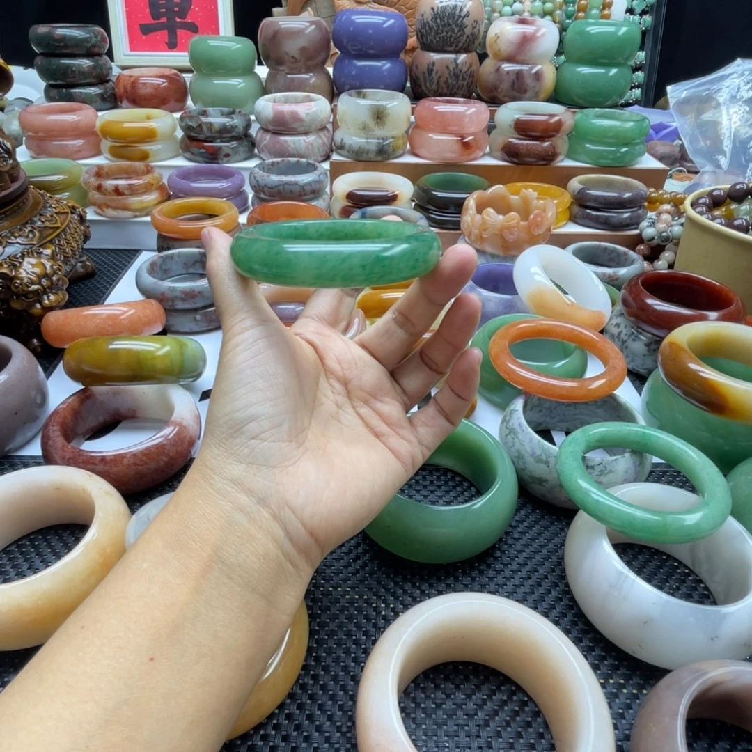 细***子石英岩玉未镶嵌手镯